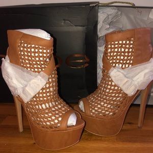 Bebe NWOT melodie cognac pumps
